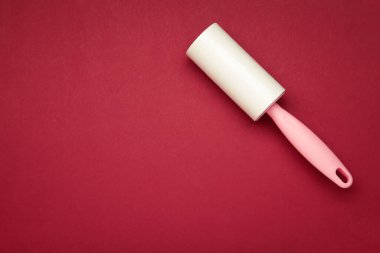 Kumaş kumaşlar temiz pamuk fırçası ve kırmızı arka planda kağıt rulo. Metin için boşluk