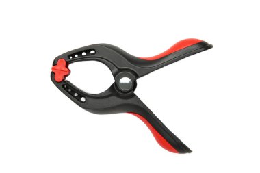 Plastik yay kıskacı beyaz arkaplanda izole edilmiş. Üst görünüm