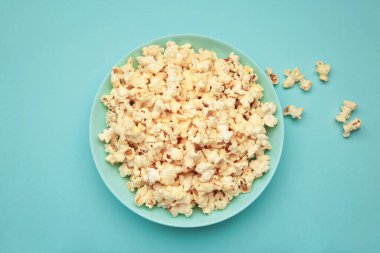 Mavi arka planda patlamış mısır. Üst görünüm