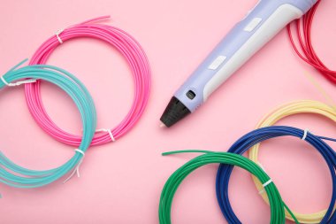 Plastik bobinli üç boyutlu çocuk sapı. Kırmızı, beyaz, sarı, pembe arka planda mavi. Üst görünüm