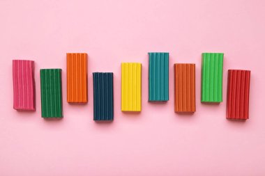 Pembe arka planda çok renkli plastik tuğlalar. Çocuk plastiği yakın plan..