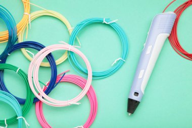 Plastik bobinli üç boyutlu çocuk sapı. Kırmızı, beyaz, sarı, mavi. Üst görünüm