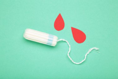 Menstrüal tampon ve naneli kağıttan yapılmış kan damlası bileşimi. Üst görünüm
