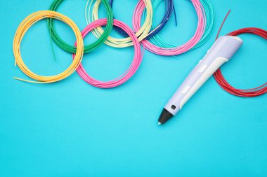 Plastik bobinli üç boyutlu çocuk sapı kırmızı, beyaz, sarı, mavi arka planda mavi. Üst görünüm