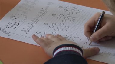 Çocuk bir görev gerçekleştirir