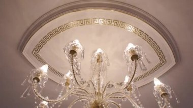 bir lüks restoranda tavanda şık avize