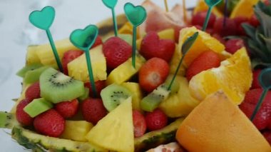 Çeşitli tropikal meyve büfesi masada