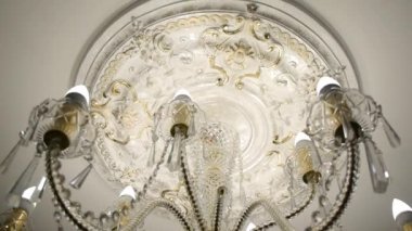 bir lüks restoranda tavanda şık avize