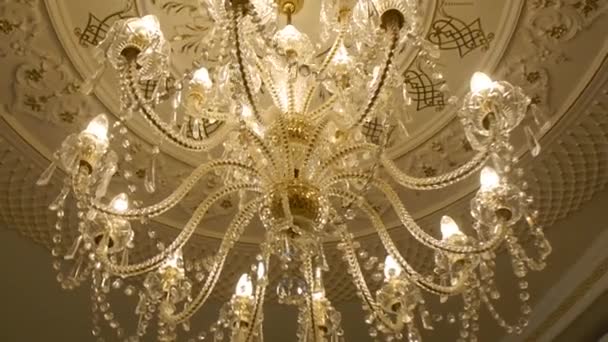 Lustre élégant au plafond dans un restaurant de luxe — Video