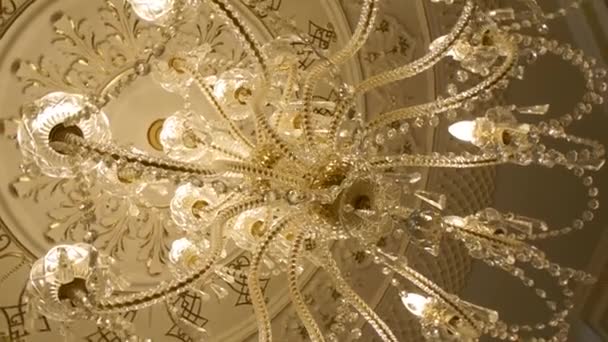 Elegantní lustr u stropu v luxusní restauraci — Stock video
