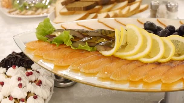 Sumptuoso prato de frutos do mar na forma de um peixe em uma mesa festiva no restaurante — Vídeo de Stock