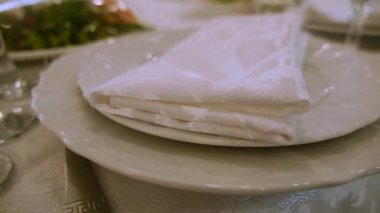 tatil masaya hizmet veren bir peçete ile plaka