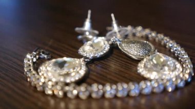 Kolye ve küpe gümüş tablo