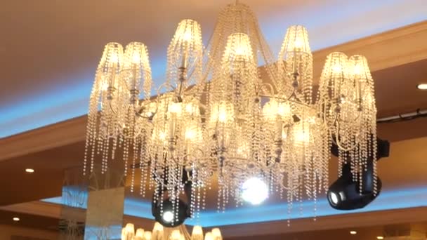 Grandi bellissimi lampadari nel lussuoso ristorante — Video Stock