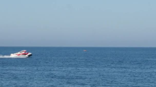 Barco flotando en el mar a alta velocidad — Vídeo de stock