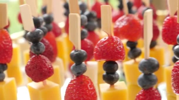 Canapés des fruits et du fromage sur une table de banquet — Video