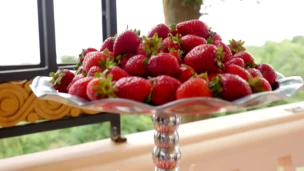 Frutas en mesa de banquete en la terraza — Vídeo de stock