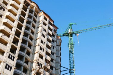 İnşaat alanı geçmişi. Crane binanın yanında. Sanayi geçmişi.