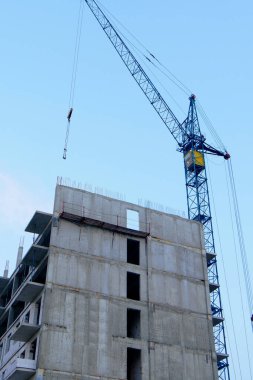 Crane binanın yanında. İnşaat alanı arka planı.