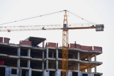 Crane binanın yanında. İnşaat alanı geçmişi. Sanayi geçmişi.