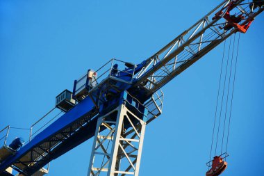 Turna. Mavi gökyüzüne karşı kule vinci. Kendi kendine ereksiyon olan vinç.