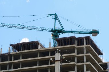 Crane binanın yanında. İnşaat alanı arka planı.