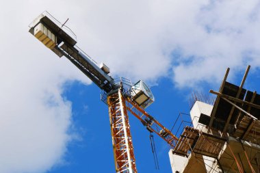 Crane binanın yanında. Beton bina yapım aşamasında.