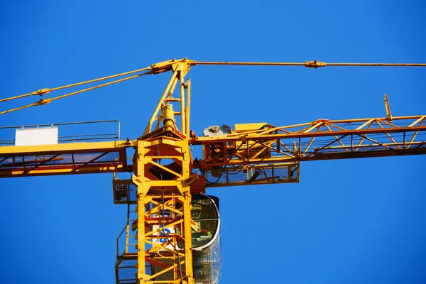 Grúa Construcción Contra Cielo Azul Grúa Torre — Foto de Stock