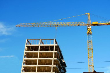 İnşaat alanı. Endüstriyel arka plan yakınında kendi kendine ereksiyon vinci.