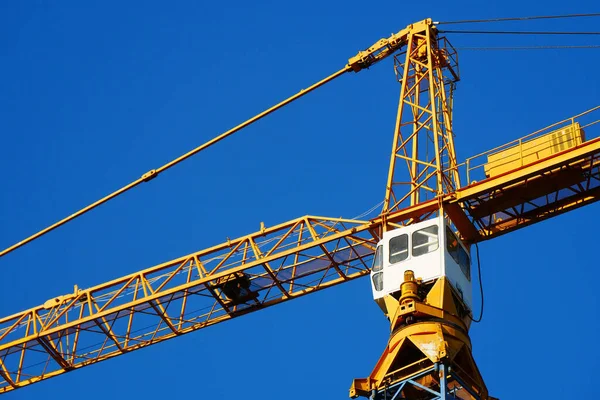 Crane Grúa Autoerección Contra Cielo Azul Lugar Construcción Contexto Industrial — Foto de Stock