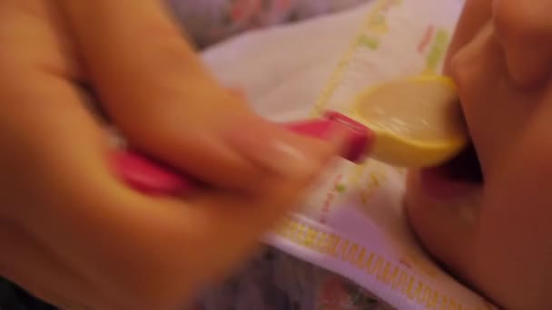 Feeding baby with a spoon — Stock Video