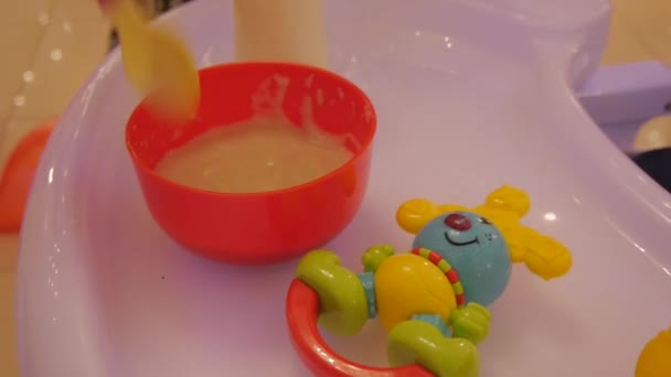 Baby voeden met een lepel — Stockvideo