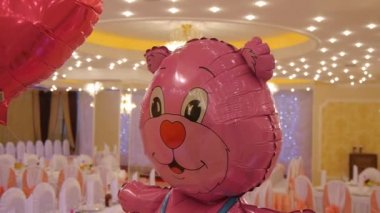 Bir ayı şeklinde balon