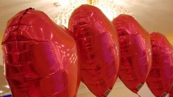 Ballonnen in de vorm van rode harten — Stockvideo