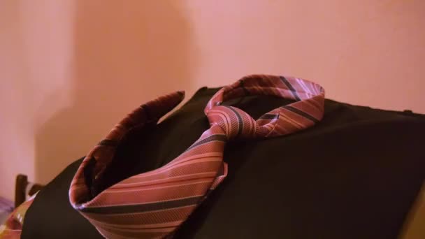 Человек (грум) берет галстук — стоковое видео