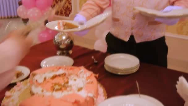 Официанты выкладывают кусочки торта на тарелки — стоковое видео