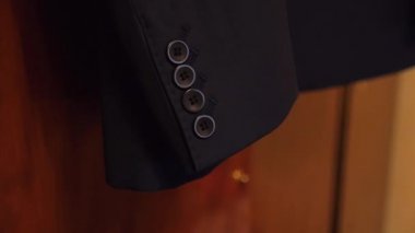 Ceket ve kravat bir askı üzerinde asılı