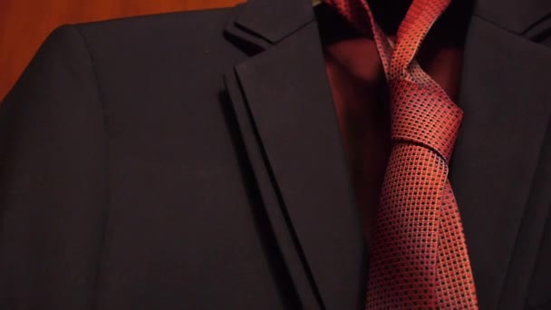 Jacke und Krawatte hängen am Kleiderbügel — Stockvideo