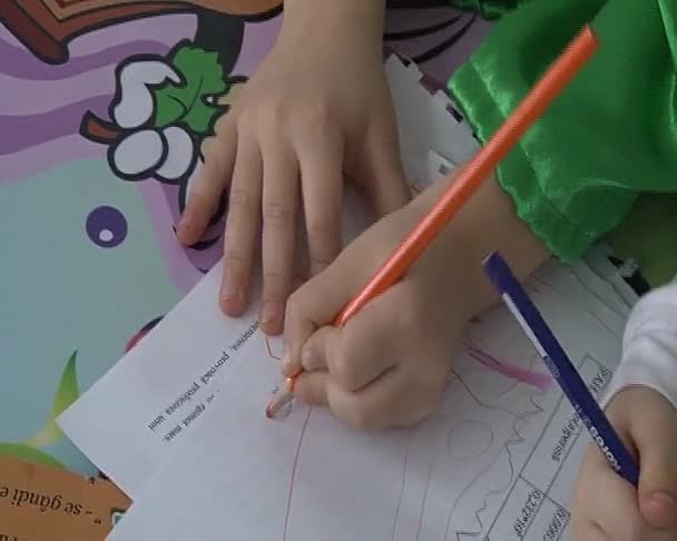 Kind zeichnet auf Papier — Stockvideo