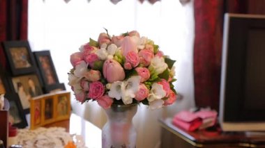 Adam (damat) bir vazo düğün buketi alır