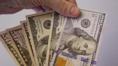 Yakın kadar erkek eller sayma para, bir yüz ve elli dolar faturaları