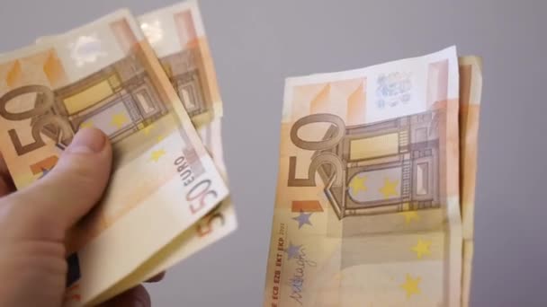 Close Up van mannelijke handen tellen geld, 50, 20, 10 euro rekeningen — Stockvideo