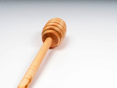 Beyaz izole bir zemin üzerinde ahşap bal kaplayıcısı resmi