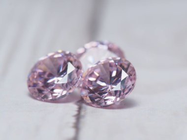 Kristal mücevher gibi güzel pembe elmasın makro çekimi