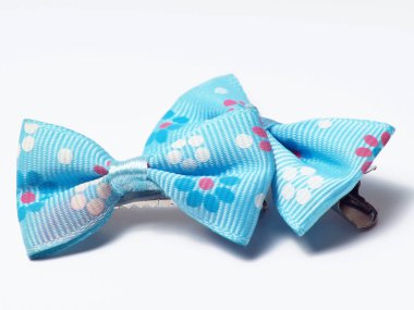 Beyaz izole edilmiş arka planda mavi bağlı saç tokası yakın çekim