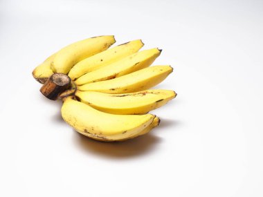 Beyaz izole edilmiş arka planda sarı muzları yakın çekim