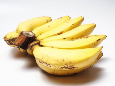 Beyaz izole edilmiş arka planda sarı muzları yakın çekim