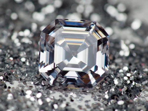 輝く銀の輝きに美しく光沢のあるアッシャーカットダイヤモンドのショットを閉じる — ストック写真