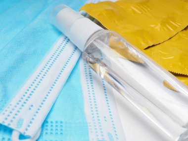 Yüz maskesi, el dezenfektanı ve vitamin gibi COVID-19 virüslerinin yayılmasını önlemek için herkesin alması gereken şeyler.
