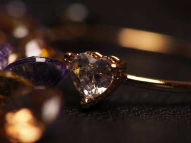 Güzel pırlanta boncuklarla altın yüzük vurun.